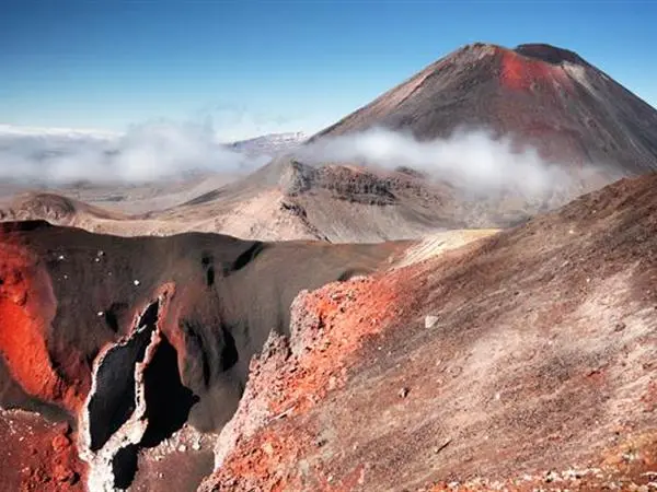 Tongariro Alpine Crossing: Hành trình chạm tay vào "vương quốc" của lửa và băng